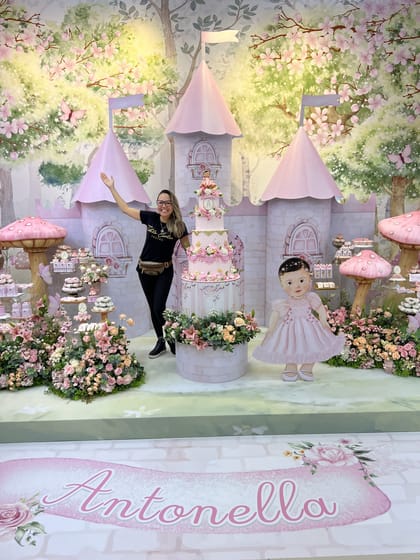 Cenografia de castelo jardim com bolo e decoração Antonella
