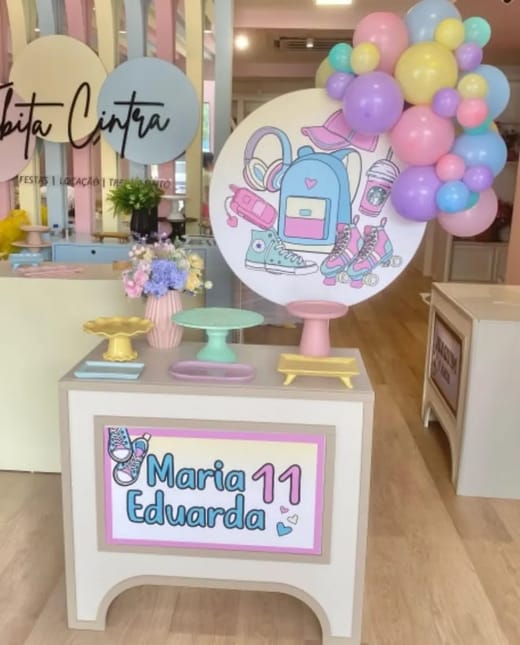 Pocket Table personalizada com painel redondo e balões pastel