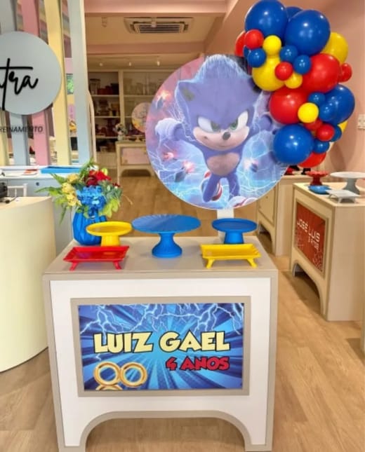 Pocket Table com balões coloridos e placa personalizada