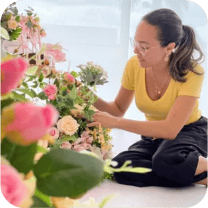 Arranjo floral com folhagens permanentes