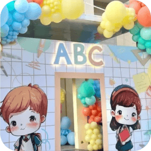 Display com personagem em cenário