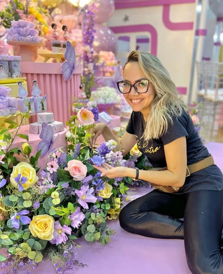 Tábita Cintra montando arranjo floral